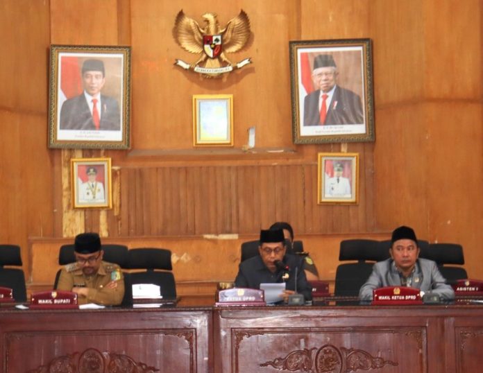 Ketua DPRD Batu Bara M Safii (tengah) didampingi Wakil Ketua DPRD Ismar Khomri (kanan) memimpin rapat paripurna DPRD, Selasa (28/3/23) siang.(f:ist/mistar)