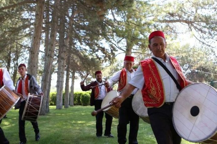Sejumlah penabuh genderang berpakaian zaman Kekaisaran Ottoman sedang berlatih di siang hari untuk melestarikan tradisi yang bertahan sejak ratusan tahun silam.(f:Gulf News)