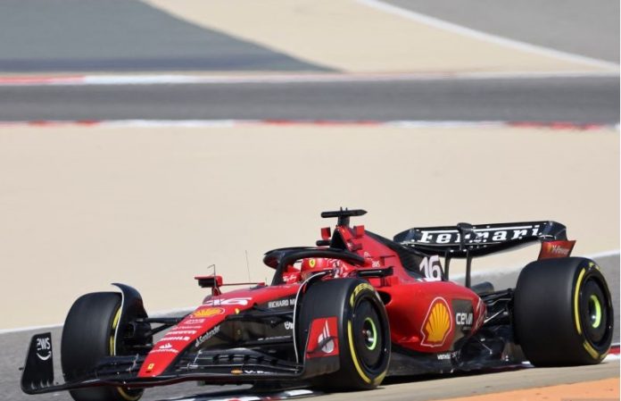 Pebalap Ferrari Charles Leclerc menjalani sesi tes pramusim di Sirkuit Internasional Bahrain, Sakhir. (25/2/2023) (AFP/GIUSEPPE CACACE)