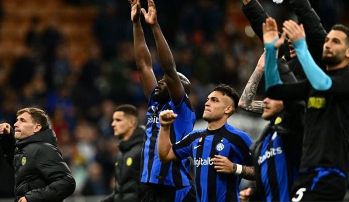 Pemain Inter Milan menyapa para suporter setelah pertandingan leg kedua perempat final Liga Champions berakhir di Giuseppe-Meazza pada 20 April 2023. ANTARA/AFP/GABRIEL BOUYS