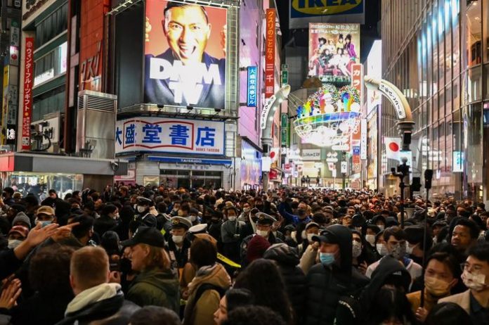 Kerumunan orang berkumpul di Persimpangan Shibuya Tokyo untuk merayakan awal Tahun Baru pada 31 Desember 2022.(Nationalgeographic.co.id/Richard A Brooks)