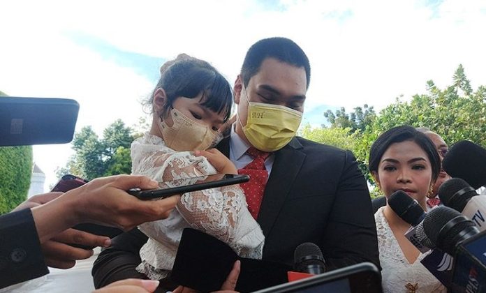 Politisi Golkar Dito Ariotedjo bersama istri, Niena Kirana Riskyana, dan anak Sadia Kiera Nadashana, tiba di Istana Negara, Jakarta, Senin (3/4/2023). ANTARA/Mentari Dwi Gayati/am.