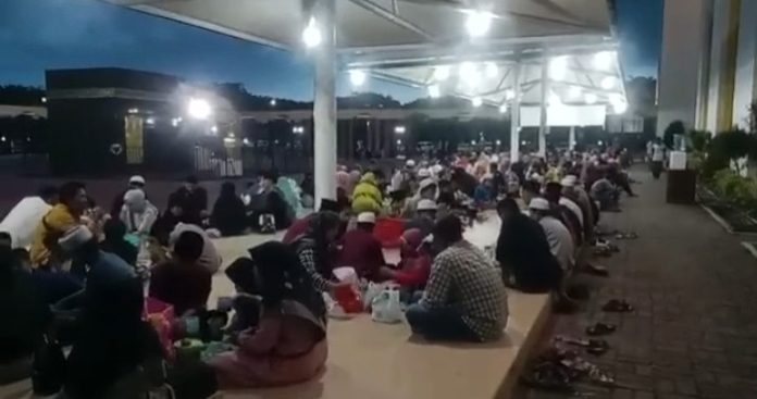Warga menikmati buka puasa gratis disediakan BKM Masjid Agung Kisaran selama Ramadan. (f:ist/mistar)