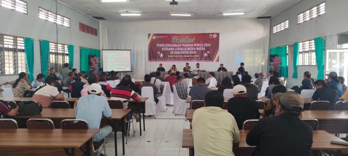 Sosialisasi tahapan Pemilu 2024 bersama 116 orang jurnalis media massa se Kabupaten Dairi berlangsung di aula Hotel One's SMKN 1 Sidikalang,Rabu (19/4/23)(f:manru/mistar)