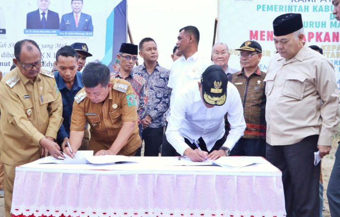 Penandatangan NPHD dan BAST oleh Bupati Simalungun dan Gubernur Sumut (f:ist/mistar)