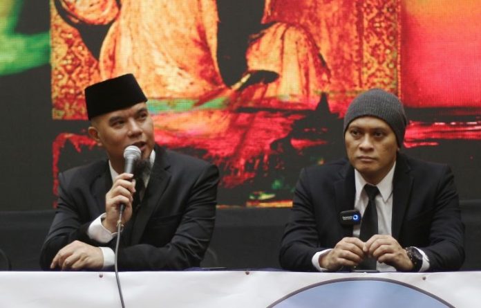 Personel Dewa 19 Ahmad Dhani (kiri) dan Andra Ramadhan (kanan) saat sesi jumpa media di bilangan Thamrin Jakarta Pusat, Selasa (4/4). (ANTARA/Adnan Nanda)