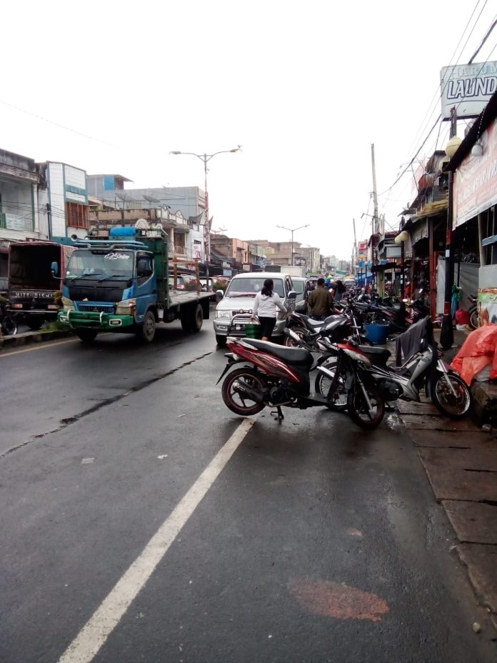 Jalan Sisingamangaraja Siborongborong selalu macet karena kurang penataan dan pegawasan parkir. (f:fernando/mistar)