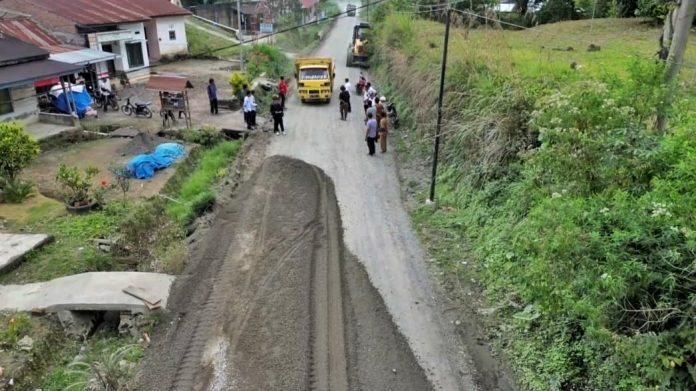 Bupati saat meninjau perbaikan Jalan Simpanh Raya Menuju Tigaras (f:ist/mistar)