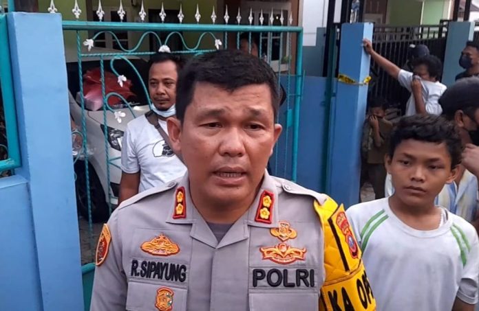 Kapolres Simalungun AKBP Ronald FC Sipayung ketika diwawancarai terkait penemuan ibu dan anak lelakinya tewas di dalam kamar, Selasa (18/4/23). (Foto : Hamzah/mistar.id).