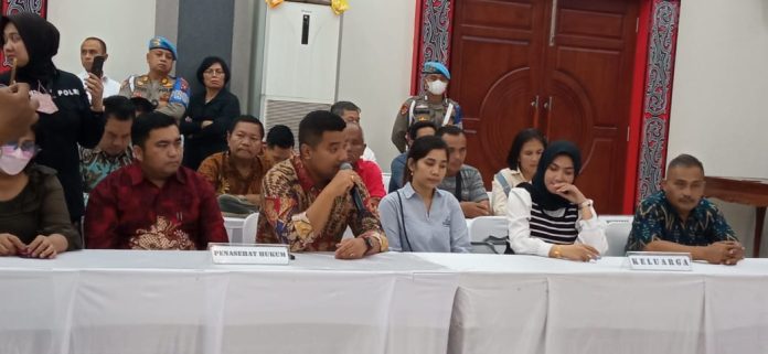 Tim kuasa hukum dan istri almarhum Bripka Arfan Saragih saat mengikuti rilis soal kematian Bripka AS di Mapolda Sumut, Selasa (4/4/2023). (Foto Mistar / saut)