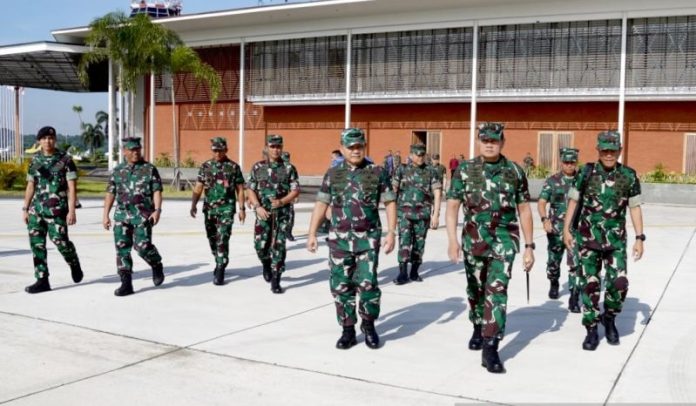 Panglima TNI Laksamana TNI Yudo Margono (dua kanan) tiba di Papua, Senin (17/4/2023). (ANTARA/HO-Pusat Penerangan TNI)