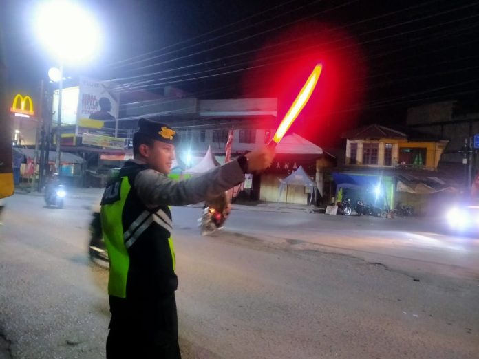 Petugas kepolisian saat mengatur arus lalu lintas pada Senin (24/4/2023). (Foto Mistar / ist)