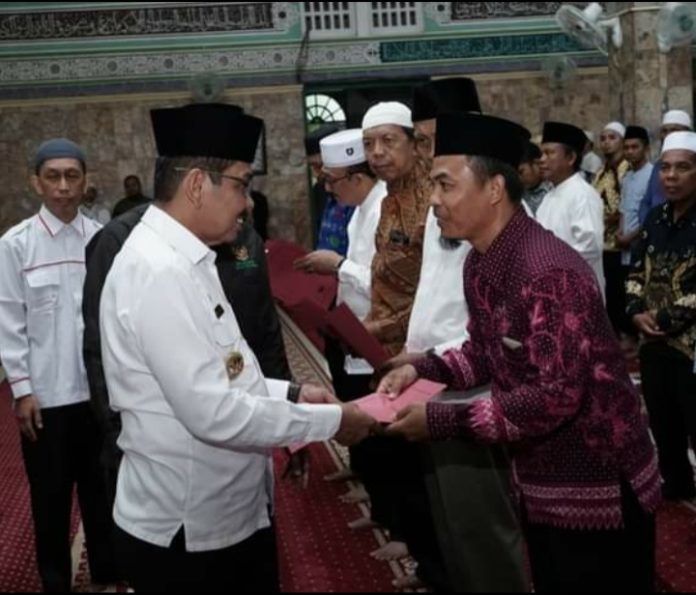 Pj Walikota Muhammad Dimiyati saat menyerahkan SK UPZ.(f:ist/mistar)
