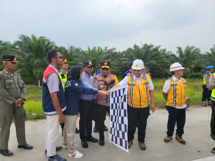 Kapolda Sumut Irjen Pol Panca Putra Simanjuntak resmi mengoperasikan fungsional arus mudik lebaran ruas Tol Tebingtinggi-Indrapura-Dolok Merawan-Sinaksak, Kamis (19/4/2023). (Foto Mistar / ist)