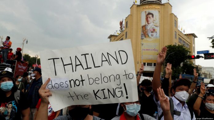Aksi protes massa di Thailand. (f;dw.com)