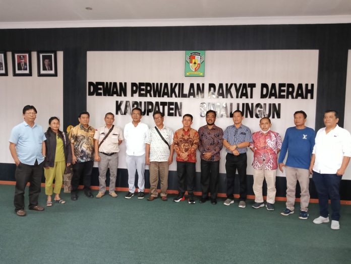 Rekanan saat berfoto bersama dengan unsur Pimpinan DPRD Simalungun (f:Roland/mistar)