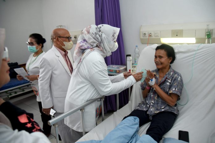 Ketua Yayasan Kanker Indonesia (YKI) Sumut Nawal Lubis mengunjungi pasien kanker anak dan dewasa yang dirawat di ruang Onkologi Rumah Sakit Umum Pusat (RSUP) Haji Adam Malik (HAM) Jalan Bunga Lau Medan Tuntungan. (f:ist/mistar)