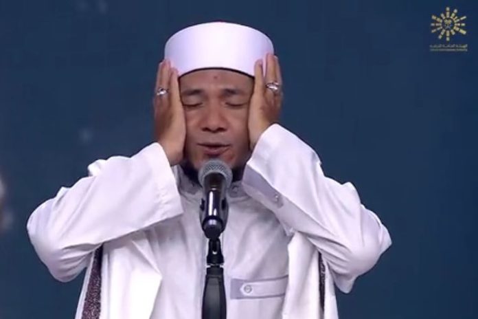 Tangkapan layar dari video yang menampilkan seorang warga negara Indonesia (WNI) bernama Dhiyauddin mengikuti ajang lomba azan di Arab Saudi yang diselenggarakan Otr El Kalam.(TWITTER @OtrElKalam)