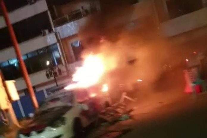 Mobil polisi milik Satuan Lalu Lintas dibakar di Kupang, NTT(Dokumen video viral)