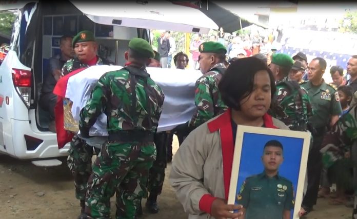 Jenazah Serka Anumerta Roybertus Simbolon tiba di Dusun III Stao-tao, Desa Tanjung Bunga, Kecamatan Pangururan, Kabupaten Samosir. (f:Pangihutan Sinaga/mistar)