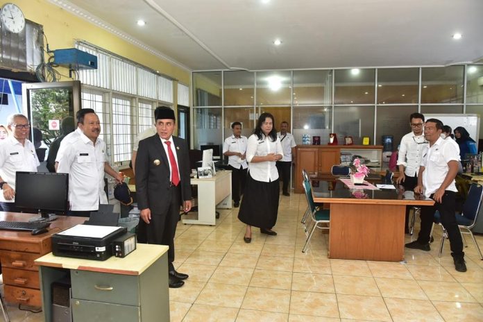 Gubernur Sumatera Utara (Sumut) Edy Rahmayadi melakukan inspeksi mendadak ke kantor Organisasi Perangkat Daerah (OPD) Pemerintah Provinsi Sumut pada hari pertama kerja usai libur lebaran, Rabu (26/4/2023). (f:ist/mistar)