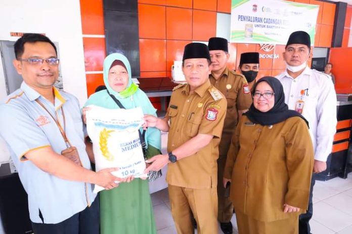 Wali Kota Tanjungbalai H Waris Tholib menyalurkan beras bantuan cadangan pemerintah kepada masyarakat Keluarga Penerima Manfaat (KPM). (f:ist/mistar)