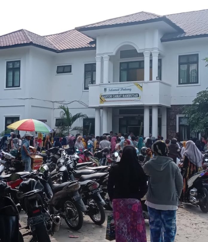 Warga saat melakukan anterian untuk mengambil bantuan 10 kg beras di Kantor Kecamatan Rambutan, Kota Tebing Tinggi.(f:nazli/mistar)