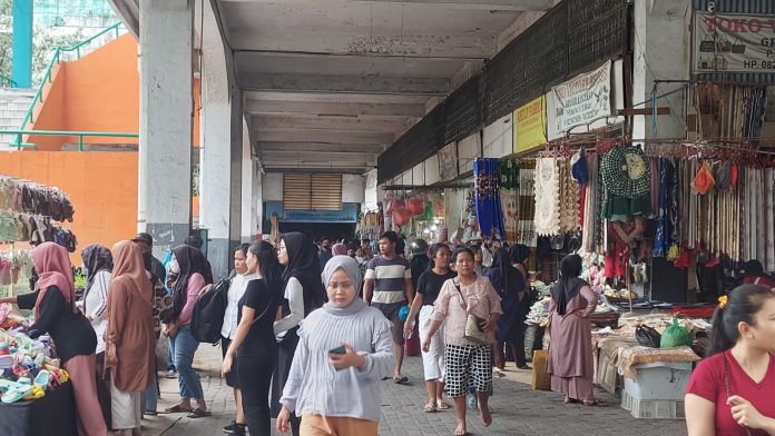 Salah satu pasar tradisional yang ada di Kota Medan dipadati pengunjung yang ingin berbelanja memenuhi kebutuhan Lebaran 2023. (f:anita/mistar)