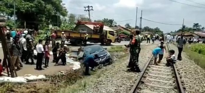 Mobil Ringsek Ditabrak Kereta Api di Tanjungbalai, Penumpang Luka-luka