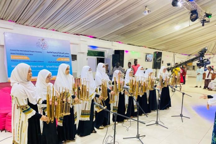 Penampilang angklung dari Indonesia dalam Festival Asian Women’s Day 2023 yang berlangsung di Queen’s Hall, International Park, Khartoum di Sudan pada Sabtu (18/3/2023). (ANTARA/HO-KBRI Khartoum)