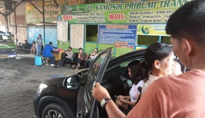 Sejumlah penumpang di salah satu PO AKDP di Medan. (f:dok.antara)