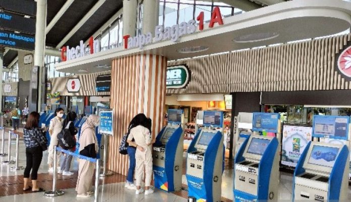 Pemudik melakukan check-in keberangkatan di mesin self check-in tanpa bagasi di Bandara Soekarno-Hatta, Tangerang, Banten, Kamis (20/4/2023). ANTARA/Aji Cakti