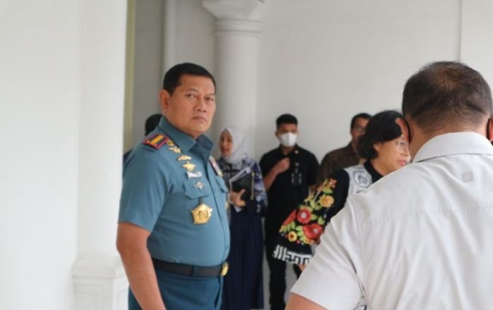 Panglima TNI Laksamana TNI Yudo Margono seusai memimpin rapat soal Papua di Istana Wakil Presidewn Jakarta pada Rabu (26/4/2023). ANTARA/Desca Lidya Natalia