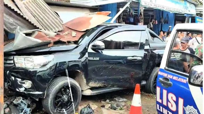 Petugas mengevakuasi kendaraan dinas Bupati Kuningan Acep Purnama yang terlibat kecelakaan di Kuningan, Jawa Barat, Senin (3/4/2023). (ANTARA/ Khaerul Izan)