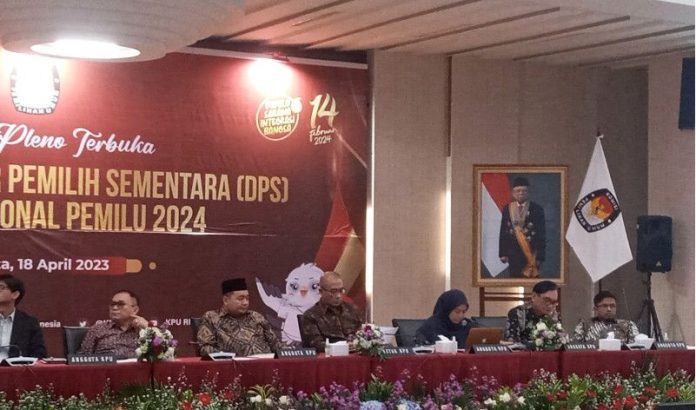 Ketua KPU RI Hasyim Asy'ari, dalam Rapat Pleno Terbuka Rekapitulasi Daftar Pemilih Sementara (DPS) Tingkat Nasional Pemilu 2024 di Kantor KPU RI, Jakarta, Selasa (18/4/2023). ANTARA/Tri Meilani Ameliya