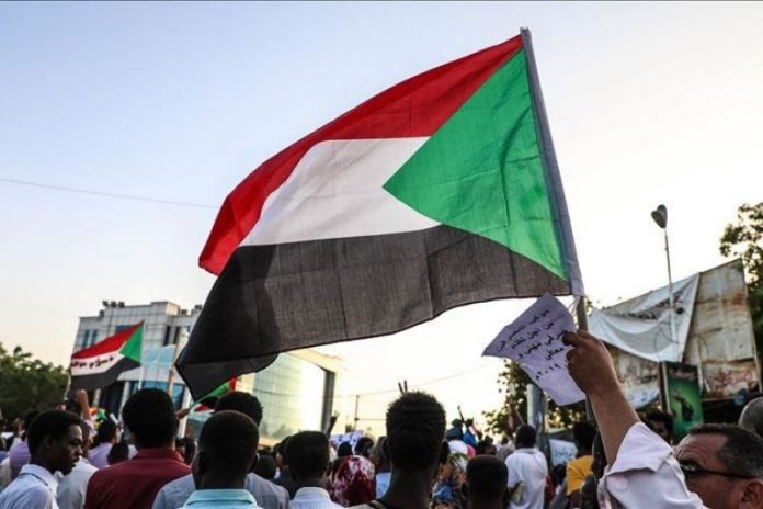 Rakyat Sudan menggelar protes di jalan guna menuntut Dewan Peralihan Militer (MTC) menyerahkan kekuasaan kepada pemerintah sipil. (Anadolu Agency)
