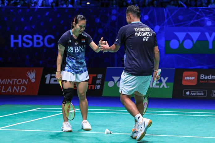 Ganda campuran Rehan Naufal Kusharjanto/Lisa Ayu Kusumawati dikalahkan pasangan asal China Zheng Si Wei/Huang Ya Qiong pada babak semifinal All England 2023 di Birmingham, Inggris, Sabtu. (ANTARA/HO-PP PBSI)