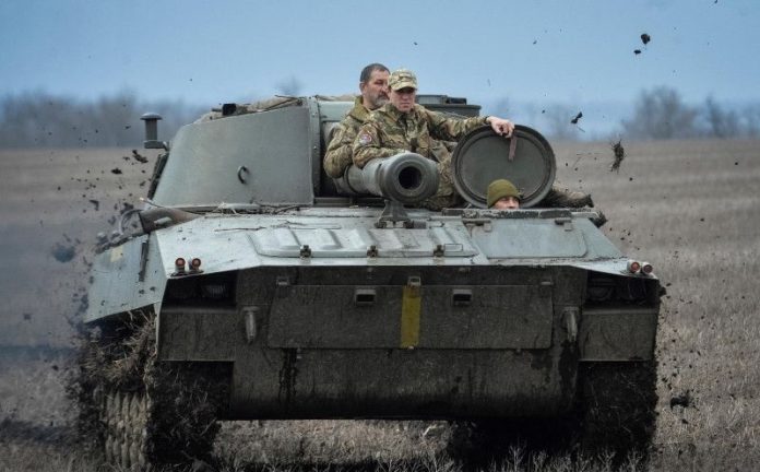 Anggota layanan Ukraina mengendarai howitzer self-propelled saat serangan Rusia di Ukraina berlanjut, di dekat garis depan kota Bakhmut, Ukraina, Jumat (7/4/2023). ANTARA FOTO/Oleksandr Klymenko/hp.​​​​​​​
