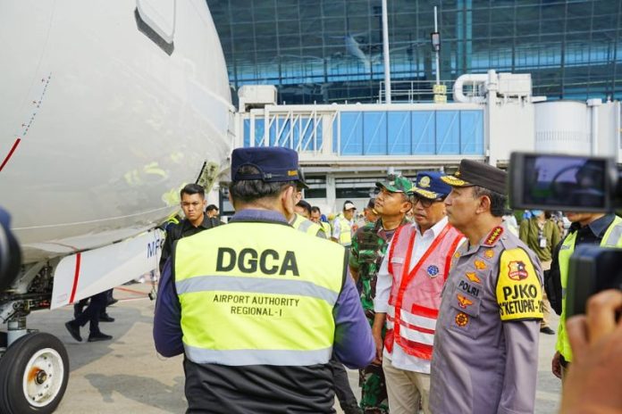 Kapolri Jenderal Pol. Listyo Sigit Prabowo dan Menteri Perhubungan Budi Karya Sumadi mengecek kondisi pesawat pengangkat pemudik di Bandar Soekarno-Hatta, Tanggerang, Rabu (19/4/2023), guna memastikan kemananan, keselamatan dan kenyamanan masyarakat yang hendak mudik di Hari Raya Idul Fitri 1444 H/2023. ANTARA/HO-Divisi Humas Polri