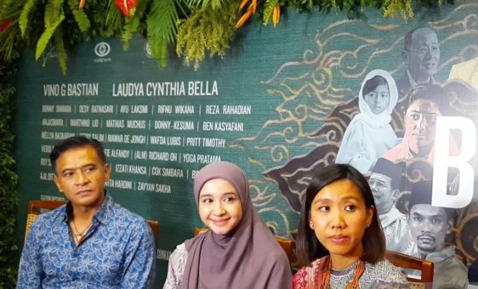 Aktor Donny Damara bersama Laudya Chintya Bella dan Produser Falcon Pictures Frederica dalam konferensi pers di Jakarta, Rabu (12/4/2023). (ANTARA/Lia Wanadriani Santosa)