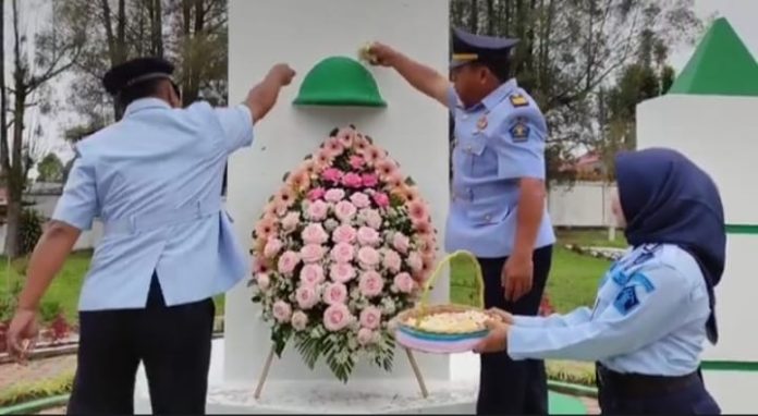 Sambut Hari Bhakti Pemasyarakatan, Rutan Kabanjahe Tabur Bunga di Makam Pahlawan