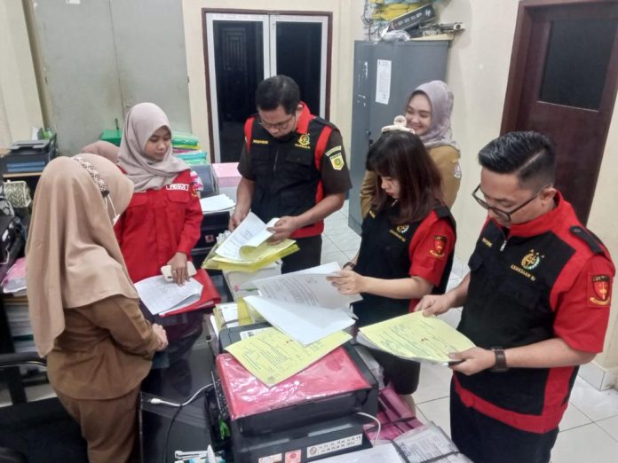 Penyidik kejaksaan sedang memeriksa berkas di kantor Dinas Kesehatan Deli Serdang. (f:ist/mistar)