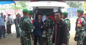 Jenazah Serka Anumerta Roybertus Simbolon tiba di Dusun III Stao-tao, Desa Tanjung Bunga, Kecamatan Pangururan, Kabupaten Samosir. (f:Pangihutan Sinaga/mistar)