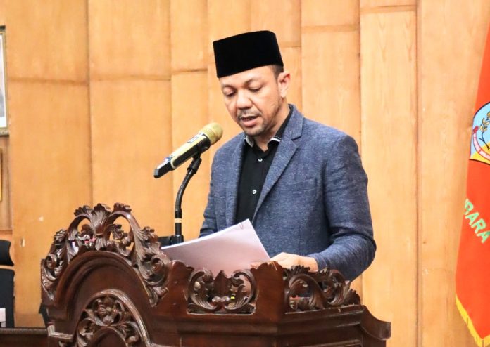 Sekretaris Pansus LKPj Bupati Batu Bara Rizal Syahreza menyampaikan laporan Pansus, Kamis (27/4/23).(f:ist/mistar)