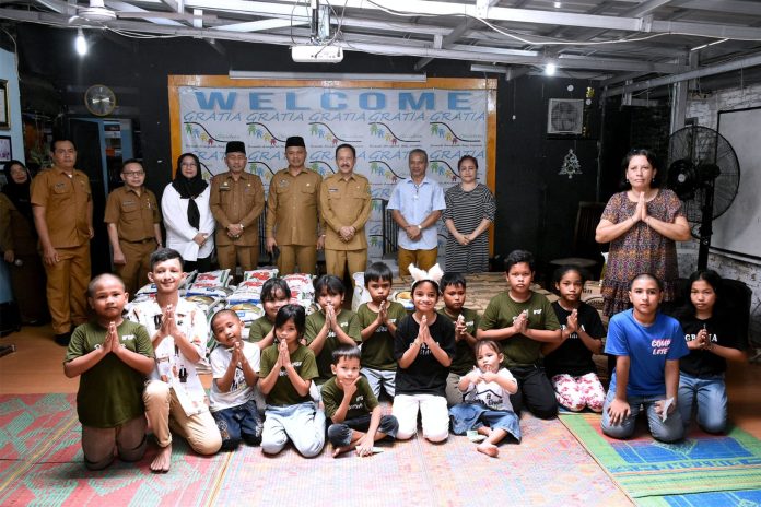 Sekretaris Daerah Provinsi Sumut, Arief S. Trinugroho memberikan bantuan sosial dalam rangka Peringatan Hari Jadi Provinsi Sumut ke 75 di Panti Asuhan Gratia Children, Jalan Bawang Raya, Perumnas Simalingkar. (f:ist/mistar)