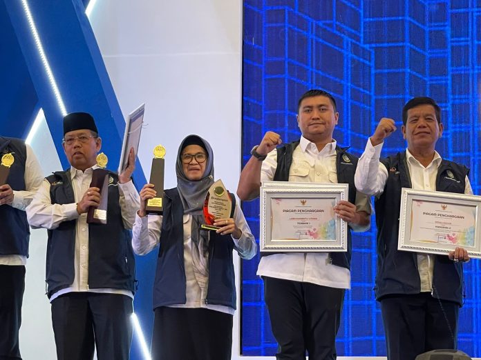 Wali Kota Pematang Siantar dr Susanti Dewayani SpA menerima penghargaan atas DID Tahun 2022 dan Terbaik III PPD Tahun 2023. (f:ist/mistar)