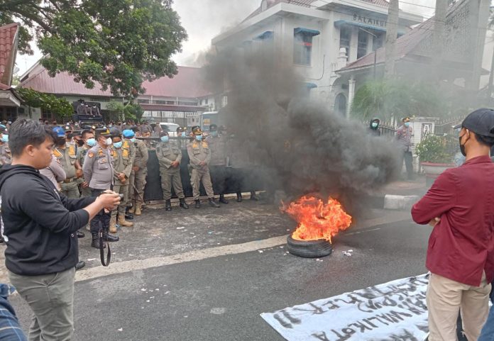 Aksi bakar ban bekas di depan kantor Wali Kota Pematang Siantar. foto: (f:Ferry/mistar).
