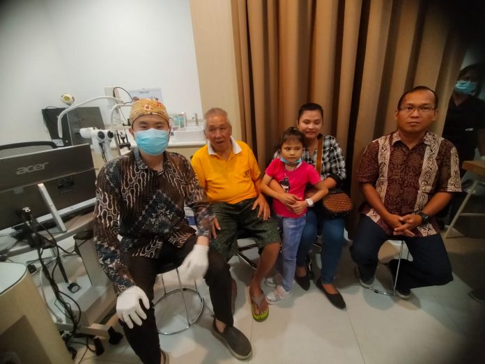 Yayasan Rotary Club Medan Deli membantu seorang anak tunanetra yang mengalami kebutaan sejak usia tiga tahun. Setelah menjalani operasi dengan dr Michael Je SpM, kini Fitri Nandani Zae (7) sudah bisa melihat lagi. (f:ist/mistar)