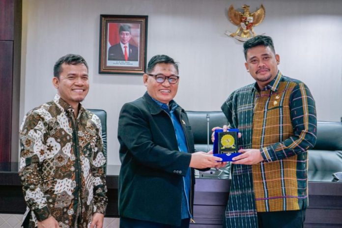Bobby Nasution dalam Pertemuan Koordinasi Pemulihan Hak-Hak Korban Pelanggaran HAM yang Berat dengan Komisi Nasional Hak Asasi Manusia (Komnas HAM) Republik Indonesia di Balai Kota (f:ist/mistar)