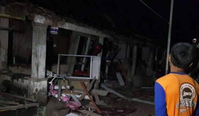 Rumah rusak berat akibat ledakan bubuk mercon di Desa Jebengsari, Kecamatan Salaman, Kabupaten Magelang. ANTARA/Heru Suyitno